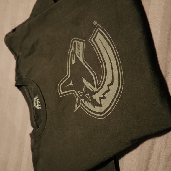 Mens NHL Canucks t-shirt, size M - Picture 7 of 7